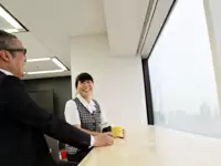 オフィスの窓際にはカウンターを設置。お弁当を食べたり談笑したり、憩いのスペースとして活用しています。