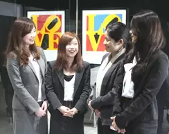 仲間同士で意見を交わし合うことも重要！お客様との会話の中で、最新情報は必要不可欠。