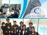 高層ビル内の景色の良いオフィスで、チームワーク良く仕事に取り組んでいます。