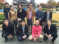 社員旅行の1コマ。噂の社長は上段・右から3番目です。