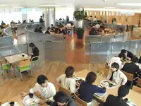 社員食堂も完備！ランチタイムには多くの社員で賑わっています。