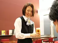 笑顔の接客で、お客様だけでなくスタッフ自身も幸せな気持ちになれます。