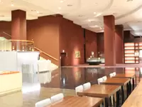 お店は恵比寿の人気スポット内に併設。開放的な空間でのびのびと働けます。