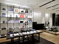 ラグジュアリーブランドにふさわしい、広々としたキレイな店内(店舗の一例です)。