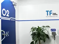 一風変わったエントランス。開発スペースに繋がるドアには社名にもある「ファクトリー」の文字が。