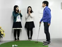 撮影中、オフィスに置かれているパターゴルフに興じる時間も。パットを決めて、社長もご満悦。