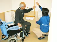 車イスでも安心して利用できるトイレへリフォーム。ドアや手すりなど、細やかな視点が生かされています。