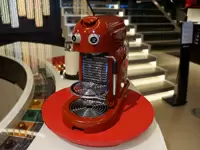 スイス人デザイナーによるコーヒーマシンは、スマートでスタイリッシュなデザイン！