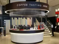 グローバルデザインで統一された店内。