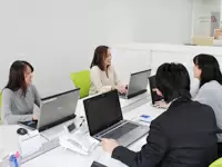 白を基調とした、清潔感のあるキレイなオフィスです。
