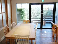 こちらのミーティングスペースで意見交換をし、課題解決に取り組んでいます。