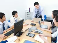 分からないことはフォローし合う社風です