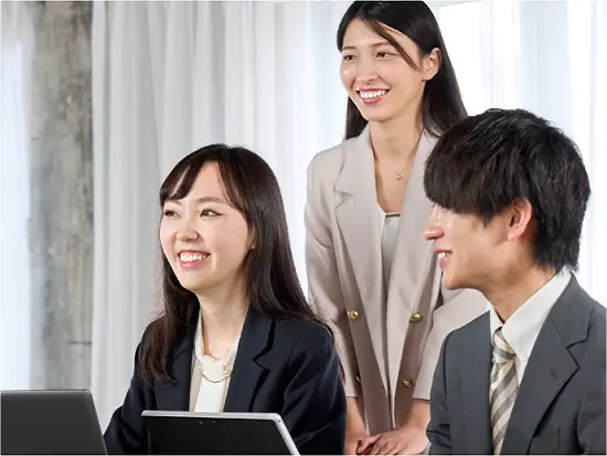 少人数の和気あいあいとした職場で協力しながら仕事をしています！