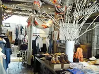 カジュアルだけにとらわれないガーリーなアイテムで溢れる店内に、思わず心も躍ります！