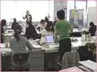 ★「活気ある朝の朝礼シ−ン。現場で使える有益な情報を、みんなで共有できるようにしています♪」
