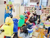 国際社会で生きていく素養を身につけるため、インターナショナル保育を取り入れています。