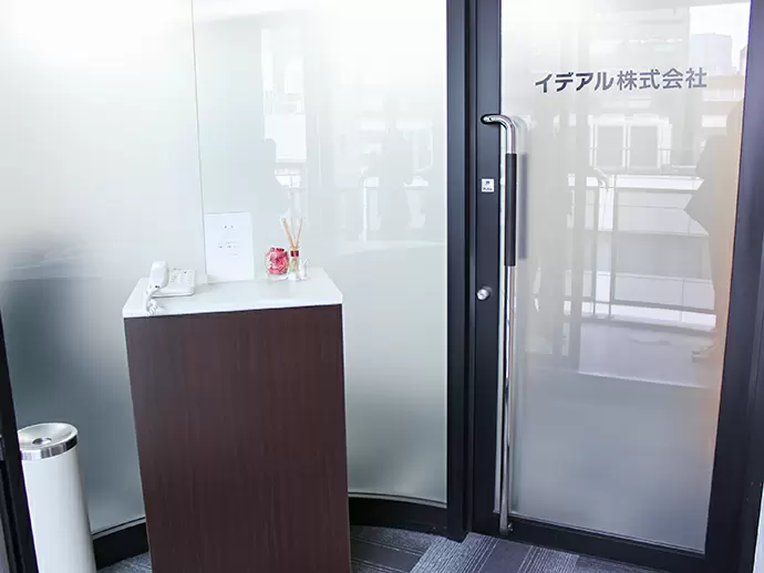 当社自慢のエントランスでお客様をお出迎え♪