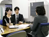 窓口に来られたお客様に応対。当ライフプラザには買い物帰りに寄られる方もたくさんいます。
