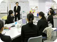 朝礼では重要事項を確認し、一日の流れを共有します。ときにはミニ研修がおこなわれることも！