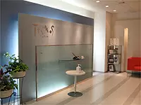 東京オペラシティ―タワー32F、温かみのあるエントランスも特徴的です
