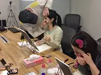 女性だけの福利厚生もあります！講師を招いて、「ヘアメイク講習会！」珍しくて、嬉しい制度ですね！