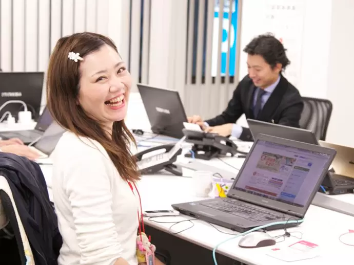 いつも笑い声がたえないオフィス。仕事も遊びも真剣な仲間たちが集まっています。