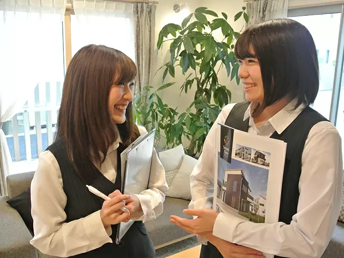 展示場で働くスタッフはみんな仲良し★チームワークもバッチリです！