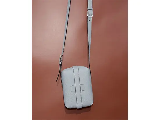 1937年にミラノで誕生。ブランドロゴを主張しない、最高品質のレザーアイテムを作り続けています。