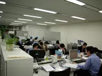 グループ会社も同じフロアに集約し効率アップ。東証1部上場を目指します！