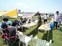 懇親会（BBQ）の様子。イベントなども頻繁に行っています。