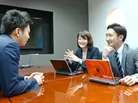 社員間のコミュニケーションはとても活発。自由な意見交換が行われます