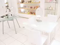 店舗内に多数あるデスクやイスは、商品をテストするのはもちろん、お客様とお話しする大切な場所です。