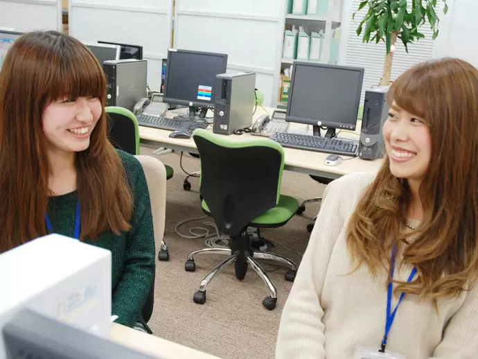 広々として明るいオフィス！グループ企業とシェアしているカフェスペースもあります