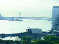 オフィスは広々としたオープンスペース。窓からはレインボーブリッジや浜離宮が見えます。