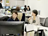 オフィスには仕切りがなく、すぐに相談し合うことができます。