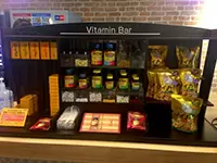 無料でサプリメントやコーヒーを飲めるカフェスペース。栄養ドリンク、サプリメント等のビタミンバーも完備