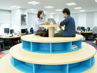 遊び心溢れるカラフルなオフィス。イラストやモニュメントが多数飾られたクリエイティブな職場環境。
