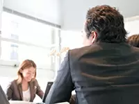 どうしたら社内の業務が円滑に運ぶのかを考え、積極的に発言していってください。