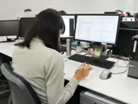 明るくゆったりとしたオフィス環境。デュアルモニターなど快適な作業スペースで働けます♪