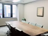この会議室でコミュニケーション・ツールや臨床研究のプランなどをディスカッションしています。