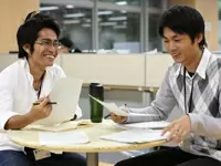 アイデアがすぐに仲間に相談！オフィスの至る所でこうした相談のシーンが見られます。