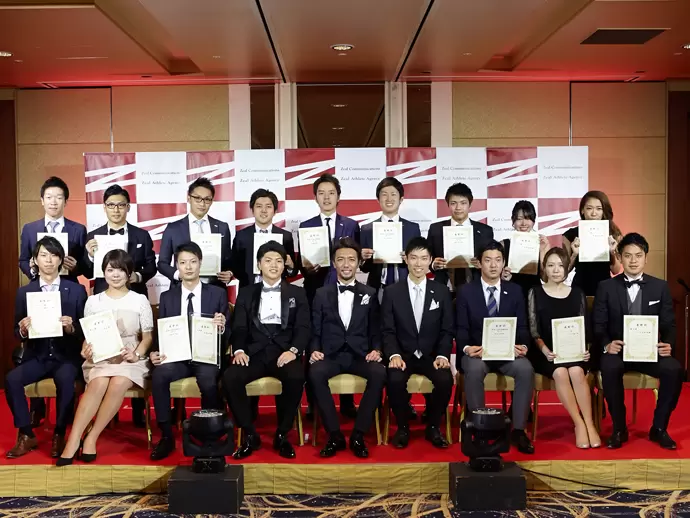 年2回の社員総会「ZEAL AWARD」では、有名ホテルの会場で表彰を行います。
