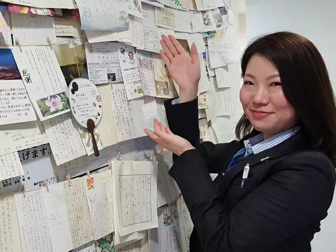 お客様からの御礼はがきを掲示中。住宅を購入頂いたお客様へ毎年お誕生日にお花をお送りしています。