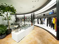 「クール&モダン」をコンセプトに最新のデザイナーズブランドを展開しています。