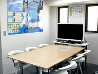 ゆったりとした会議スペースでは、より良いサービス提供のための率直な意見交換が行われます。