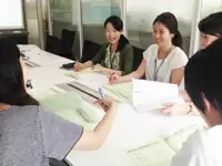 社内ミーティング風景。気軽に意見交換ができる、風通しの良さが自慢です。