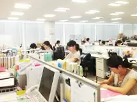 五反田駅より徒歩5分の好立地にある綺麗なオフィスビルで、明るく活気にあふれています。