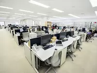 スタッフみんなが本気で仕事に取り組むオフィスだから、ゆとりのレイアウトにこだわりました。