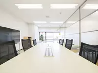 広々としたミーティングルームは、ゼロから企画立案を行うクリエイターに欠かせないスペース。