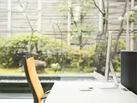 オフィス内には“癒しの緑”がレビューできるスペースもあるんです。